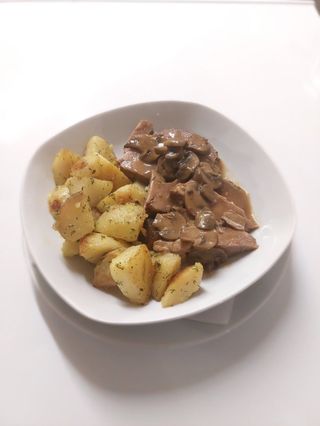 Свинско печено с картофено пюре и гъбен сос