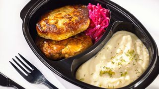 ქათმის კოტლეტი პიურე და მჟავე კომბოსტო