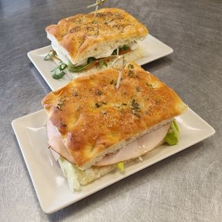 Focacina con spalmabile,rucola,pomodoro,mozzarella,origano,olio,sale.