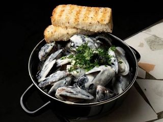 Великий казанок МІДІЙ з сирним соусом Дор Блю (700 g)
