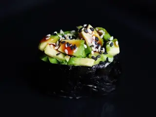 Gunkan z awokado (75g)