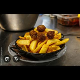 Patatine con polpettine e formaggio