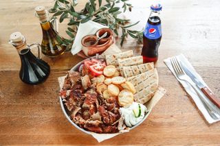 MENIU MEDIU GYROS MIXT SI BAUTURA RACORITOARE