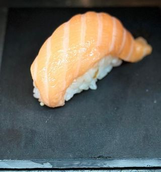 Nigiri de salmón flameado (2 piezas)