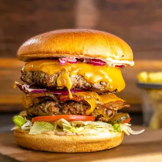 Double Giant Angus Cheese & Bacon Burger cu cartofi prajiti si salata coleslaw 900g