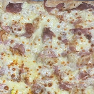 Pinsa scamorza e speck