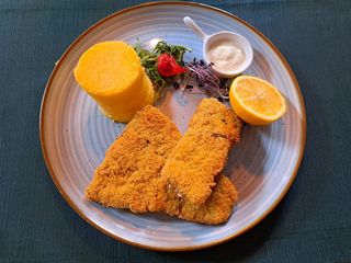 Crap prăjit cu mămăligă și usturoi