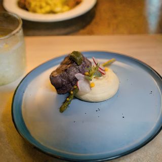 Muschi de vita cu piure de cartofi, sparanghel si sos de vin