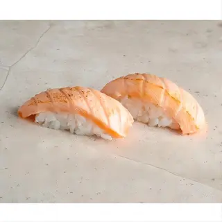 Nigiri salmon flameado