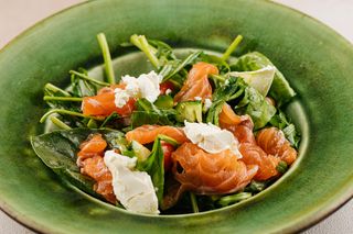 Пафосний салат з лососем та авокадо (200г)