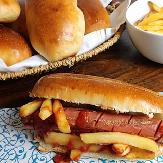 Hot dog con ketchup, maionese e Coca-Cola in lattina