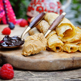 Clatita cu unt de arahide si dulceata de visine