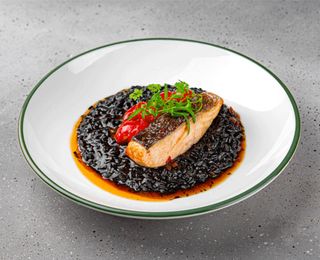 Risotto cu cerneală de sepie, somon și tomate cherry