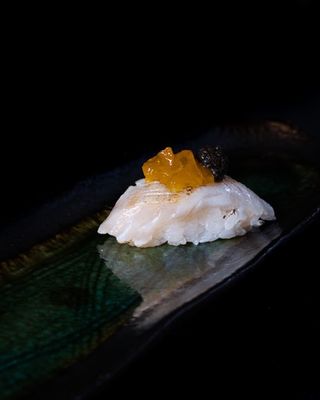 Dorada con pesto de aceituna negra y melocotón