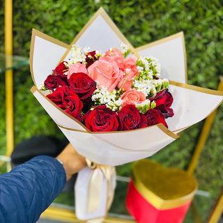 Bouquet De Fleurs Rouge Et Rose