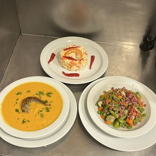 Menu(1) Ensaladilla rusa (2)Chuletas de cordero 