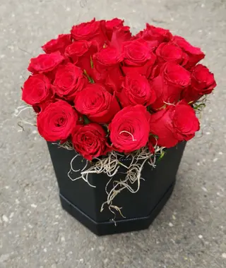 Cutie 23 trandafiri rosii