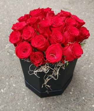 Cutie 23 trandafiri rosii