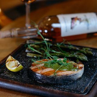 ნორვეგიული ორაგულის სტეიკი სატაცურით და მწვანილით