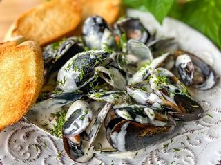 Małże w sosie blu cheese z grankami