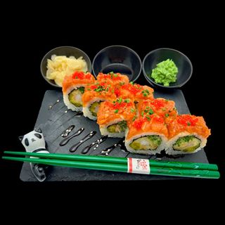 Uramaki z krewetką w tempurze oraz tatarem z łososia -8 szt