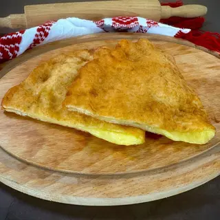 Langoş umplut cu mozzarella