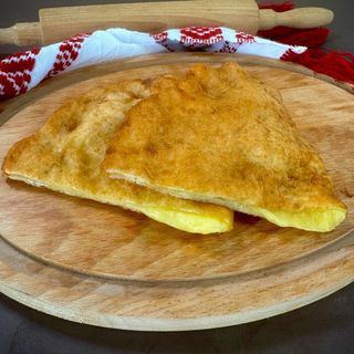 Langoş umplut cu mozzarella