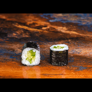 HOSOMAKI Z OGÓRKIEM, KREMOWYM SERKIEM I SEZAMEM