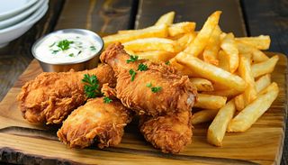 Pui la ceaun cu cartofi prăjiți