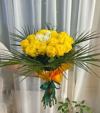 Buchet cu 23 de trandafiri albi si galbeni 