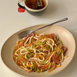 Yaki udon saltati con tofu e verdure