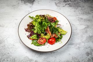 Салат с авокадо и малосольным лососем