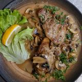 Свински карета с гъбен сос (400г)