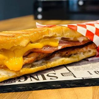 BOCADILLO DE LOMO, QUESO Y BACON