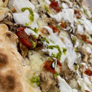Pizze al pezzo bianche - Funghi, pesto, pomodorini, stracciatella 