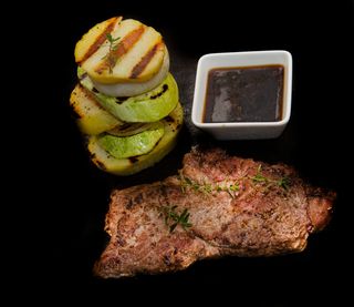 Телешки стек поднесен с гриловани зеленчуци (320г)