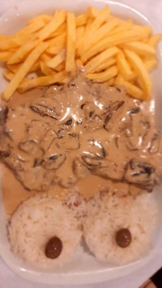 Naco de vitela com natas e cogumelos