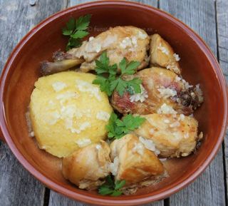 Pui la ceaun cu mămăliguță și mujdei 