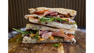 Focaccia Crudo e Rucola