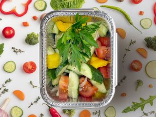 Салат из свежих овощей с заправкой