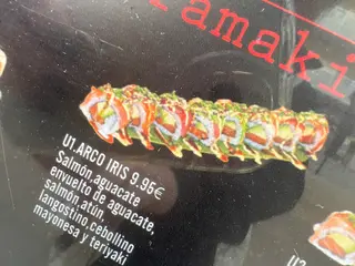 U1. Uramaki Arco Iris Salmón Y Aguacate Envuelto De Aguacate (8 Pzs.)