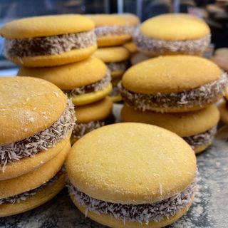 ALFAJOR DE MAICENA, RELLENO DE DULCE DE LECHE Y COCO RALLADO