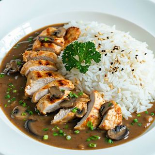 Pileći file u šampinjon sosu 250gr sa rižom