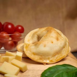 Empanada de tomate, queso y albahaca