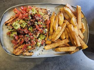 pui cu avocado salsa cu cartofi prajiti sau orez