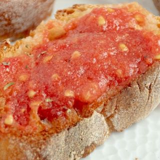 Pan con tomate