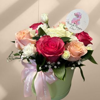 Кутия с цветни рози (7бр) и еустоми