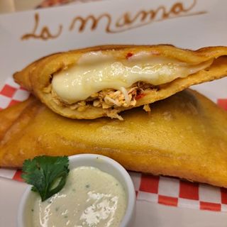 Empanada De Pollo Y Queso Amarillo