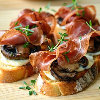Crostini cu ciuperci si prosciutto