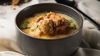 მუხუდოს წვნიანი შებოლილი ნეკნით